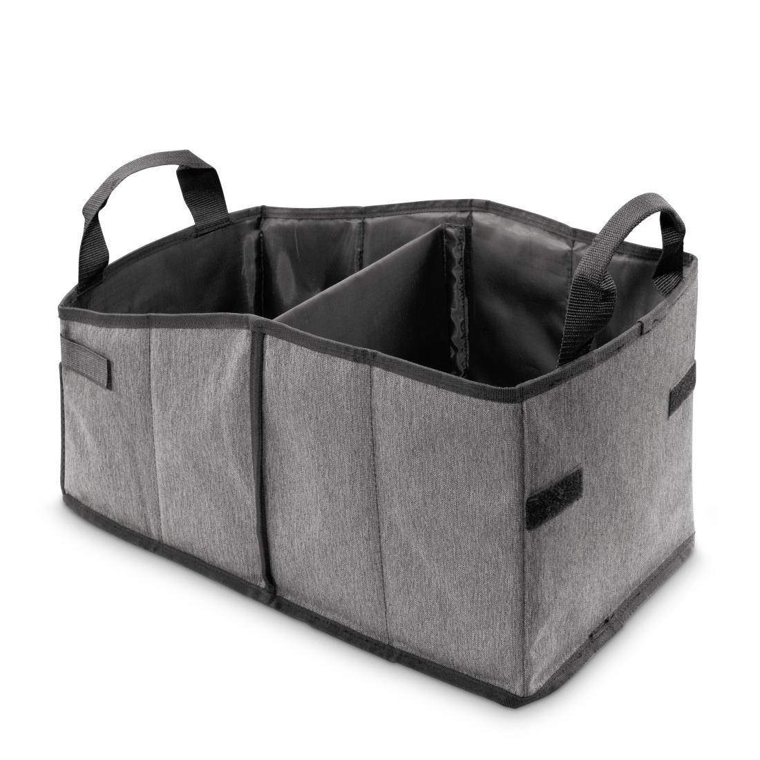 Organizzatore per baule in tessuto grigio con maniglie e scomparti divisi su sfondo bianco.