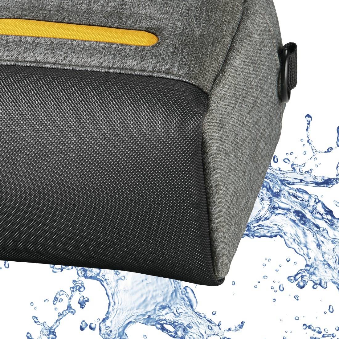 Borsa in tessuto grigio con tasca in rete nera e bordo giallo, mostrata spruzzata d'acqua, il che suggerisce un design resistente all'acqua.