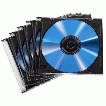 Pila di dischi CD blu in custodie gioiello nere su uno sfondo bianco.