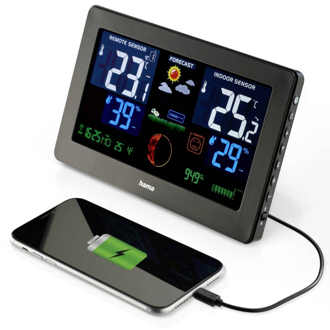 Stazione meteorologica digitale che visualizza la temperatura remota e interna, l'umidità e le icone di previsione mentre uno smartphone sottostante è in carica tramite cavo.