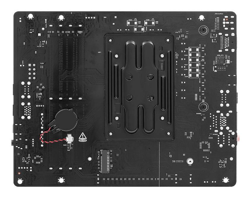 Retro di una scheda madre del computer con una piastra centrale di montaggio del dissipatore CPU e una piccola batteria CMOS in basso a sinistra.