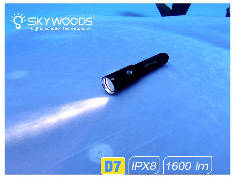 Torcia Skywoods D7 che emette un fascio di luce, etichettata IPX8 e 1600 lm, con lo slogan "La luce conquista l'esterno".