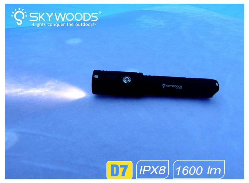 La torcia Sky Woods D7 illumina un fascio di luce su una superficie blu, etichettata IPX8 e 1600 lm.