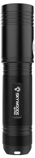 Torcia LED Black Skywoods mostrata verticalmente, con impugnatura strutturata e logo bianco sul corpo.