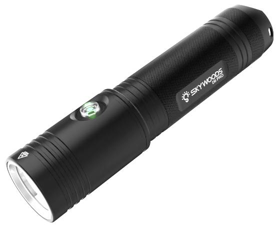 Torcia Black Skywoods con pulsante di alimentazione laterale e LED frontale luminoso, mostrata su sfondo bianco.