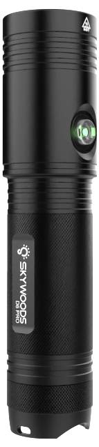 Torcia SkyWoods cilindrica nera con controllo laterale illuminato in verde e cinghia di sospensione su sfondo bianco