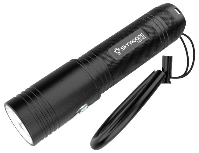 Torcia LED Black Skywoods con cinghia da polso, mostrata su sfondo bianco.