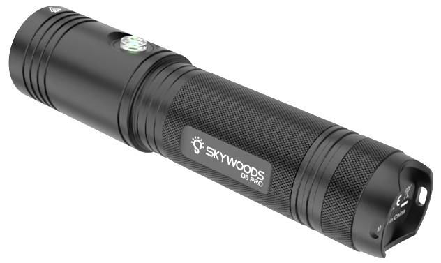 Torcia Black Skywoods DB Pro con impugnatura texturizzata, logo laterale, interruttore superiore e foro per cordino, mostrata su sfondo bianco.