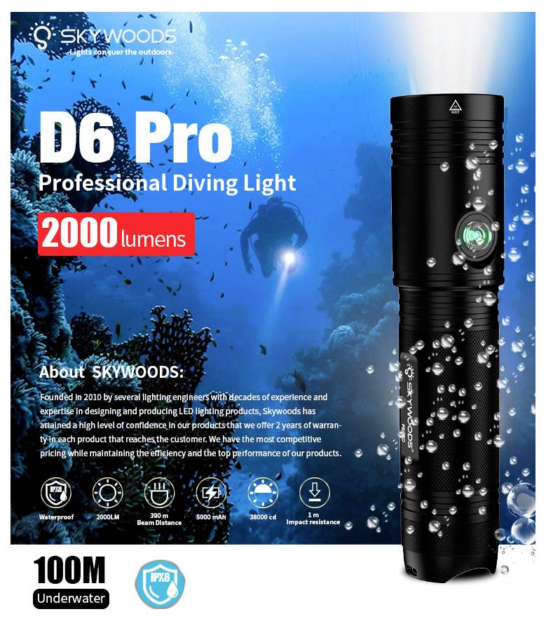 Luce subacquea professionale Skywoods D6 Pro, 2000 lumen, mostrata sott'acqua con la torcia accesa e le icone delle funzioni di resistenza all'acqua.