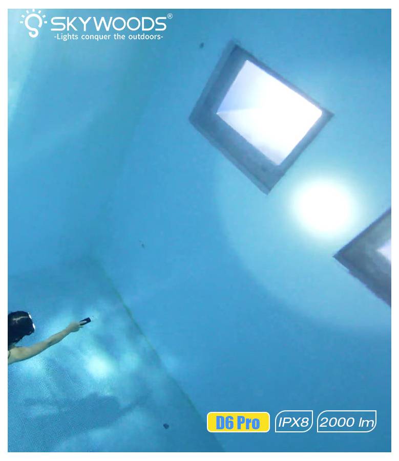 Vista subacquea di una persona che tiene una torcia sotto luminosi lucernari quadrati; Skywoods D6 Pro, IPX8, 2000 lm logo in alto e in basso.