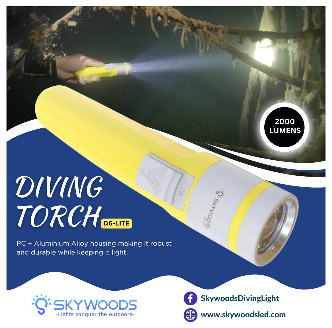 Immagine promozionale di una torcia subacquea Skywoods gialla, modello D6-Lite, in uso sott'acqua, etichettata "2000 LUMEN" e che evidenzia un alloggiamento resistente in PC e lega di alluminio.