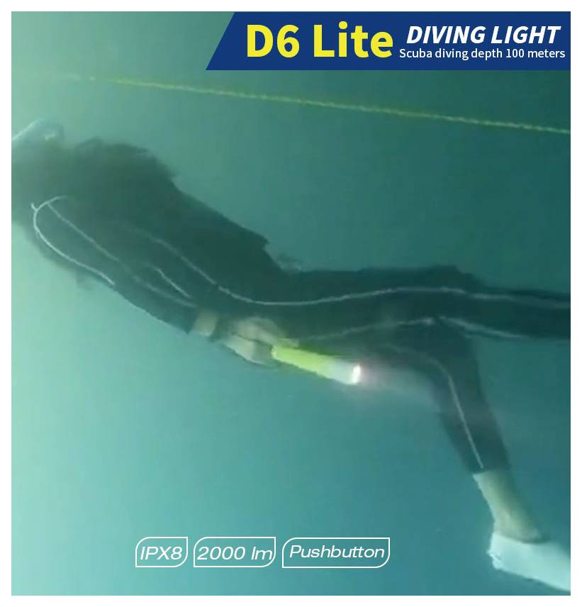 Subacqueo sott'acqua che utilizza la luce per immersioni D6 Lite; il testo dice 'Profondità immersione subacquea 100 metri', 'IPX8', '2000 lm' e 'Pulsante'.