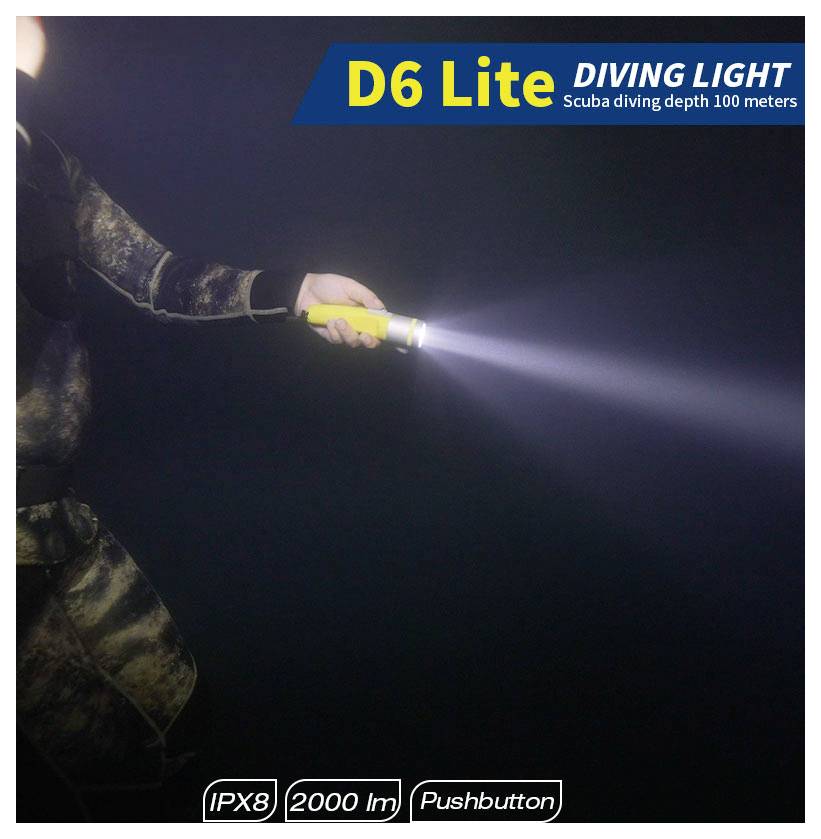 Subacqueo che tiene una torcia subacquea D6 Lite gialla sott'acqua, illuminando un fascio luminoso; il testo recita 'D6 Lite', 'TORCIA SUBACQUEA', 'Profondità di immersione subacquea 100 metri', 'IPX8', '2000 lm', 'Pulsante'.