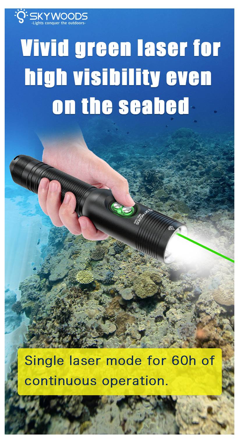 Annuncio pubblicitario per una torcia laser verde SKYWOODS tenuta sott'acqua sopra il fondale marino, con testo: 'Laser verde vivido per un'elevata visibilità anche sul fondale marino' e 'Modalità laser singola per 60 ore di funzionamento continuo.'