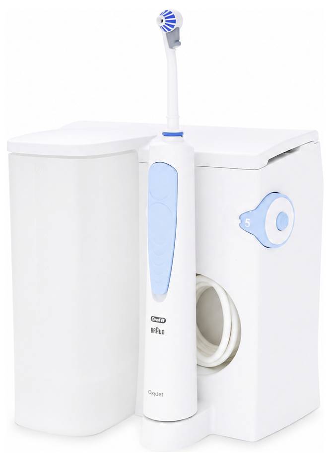 Uno spazzolino elettrico bianco con accenti blu si trova su una base di ricarica accanto a un'unità di idropulsore bianca su uno sfondo neutro.