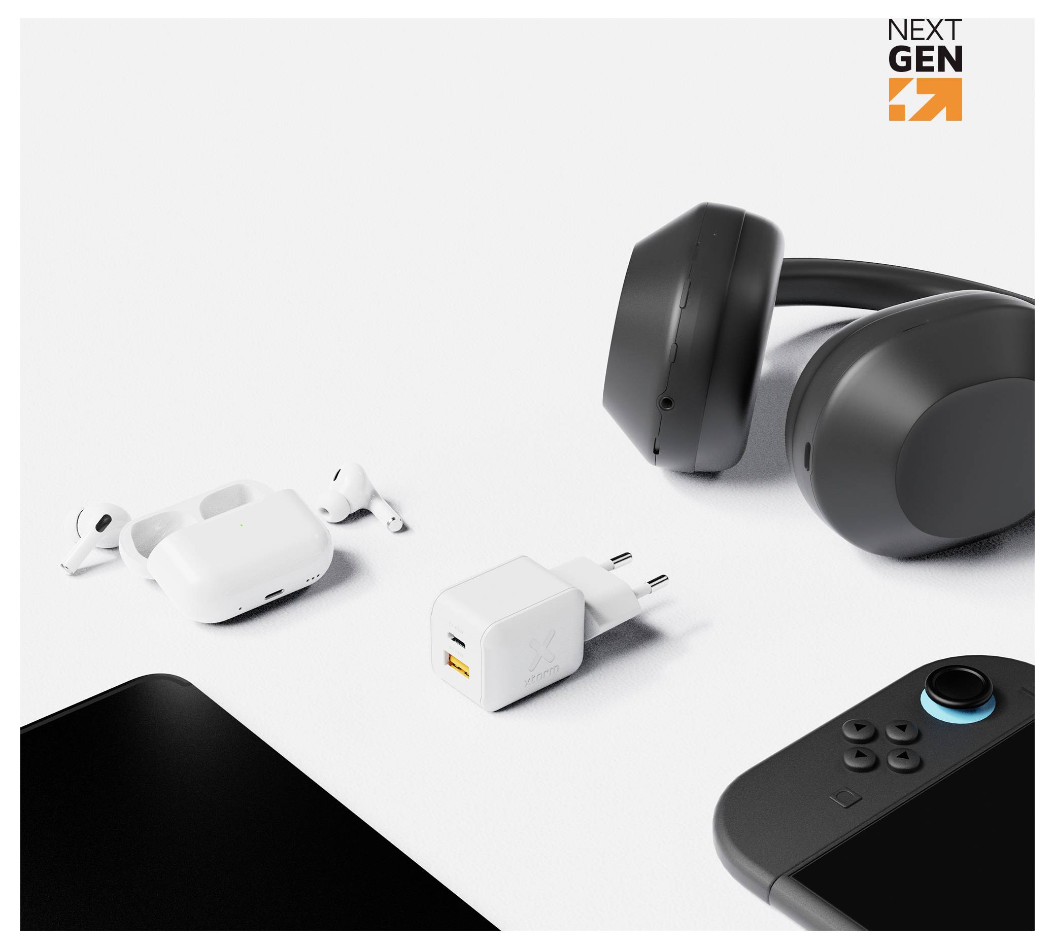 Esposizione di prodotti a marchio Next Gen che mostra auricolari wireless, custodia di ricarica, caricabatterie da parete USB, cuffie over-ear e un controller per giochi su sfondo bianco.