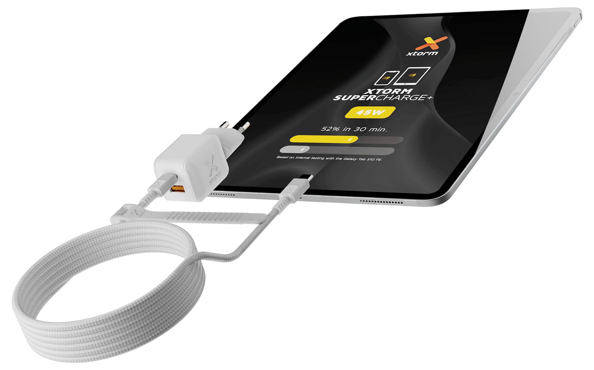 Un tablet collegato a un cavo di ricarica arrotolato e un adattatore, che mostra una schermata di ricarica "SuperXcharge 35W".