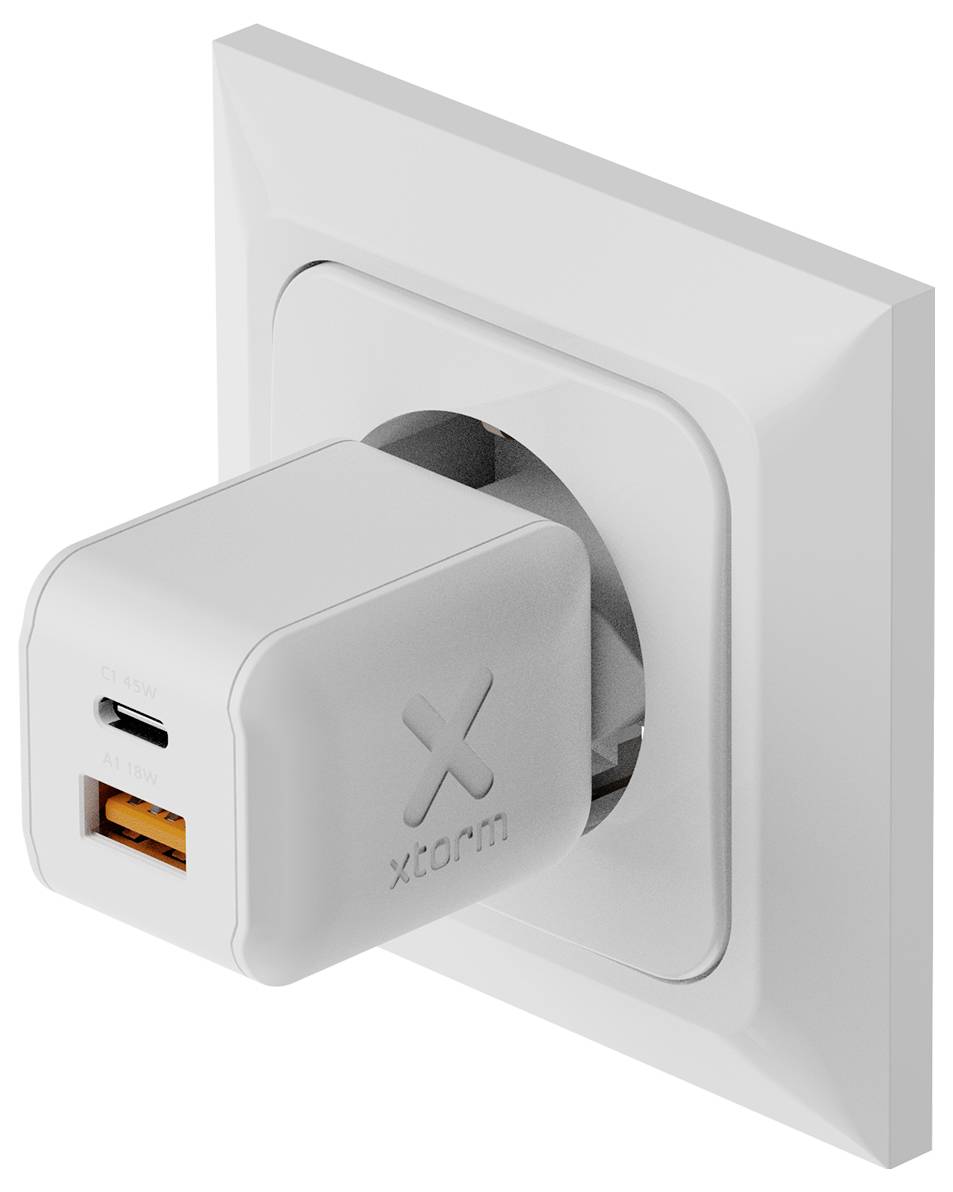 Caricabatterie da muro bianco con porte USB-C e USB-A collegato a una presa di corrente