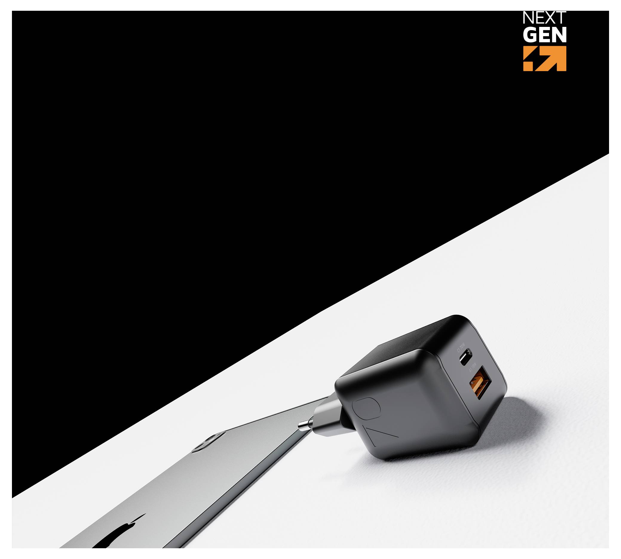 Immagine promozionale di un caricabatterie da parete Next Gen nero con porta USB-A e USB-C, mostrato collegato a uno smartphone su una superficie bianca.