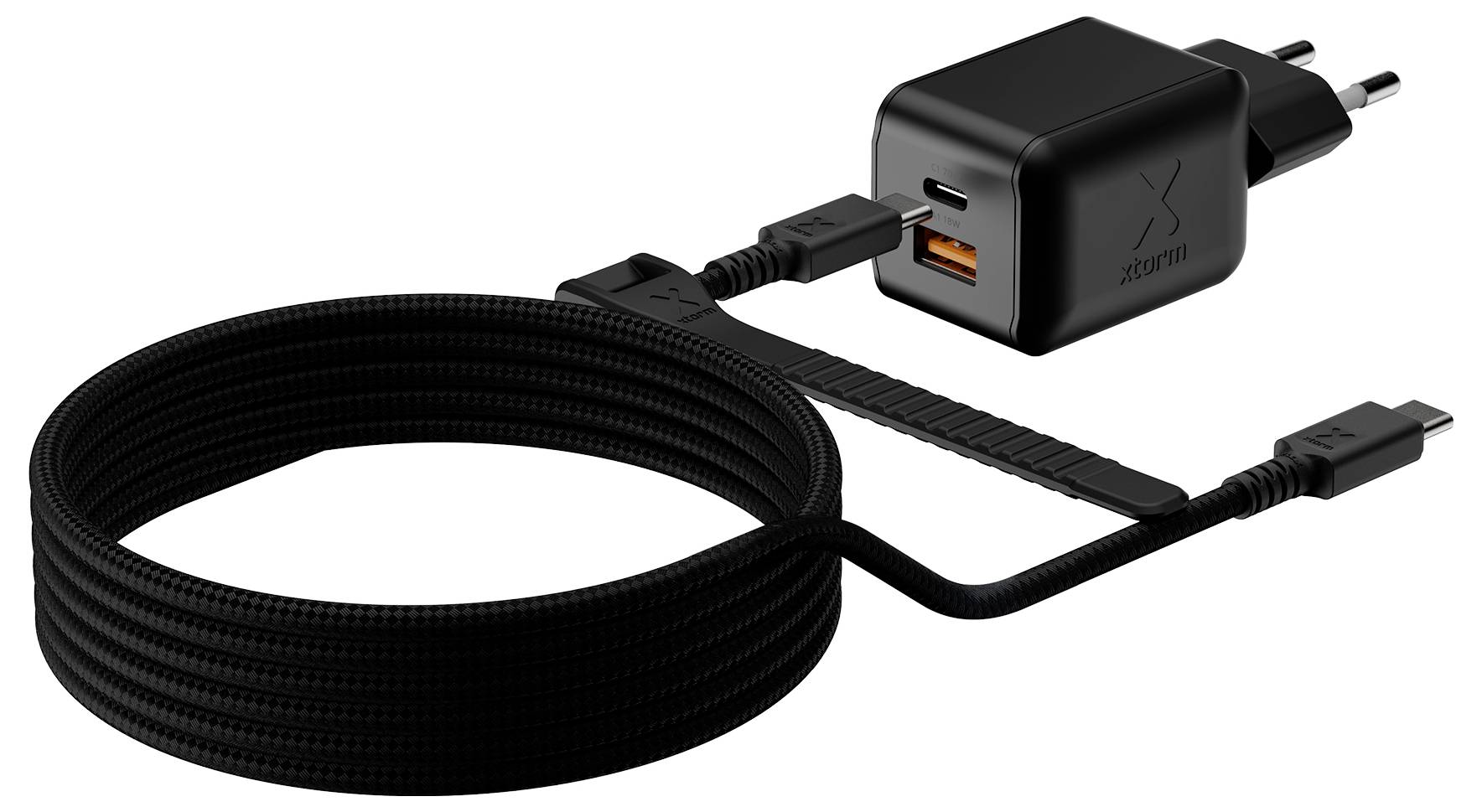Cavo di ricarica USB-C nero con cordone intrecciato a spirale e adattatore per presa a muro con porte USB e USB-C.