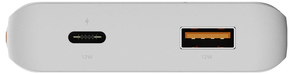 Primo piano di un adattatore di alimentazione argentato con due porte: una porta USB-C sulla sinistra e una porta USB-A sulla destra, ciascuna etichettata '12W'.