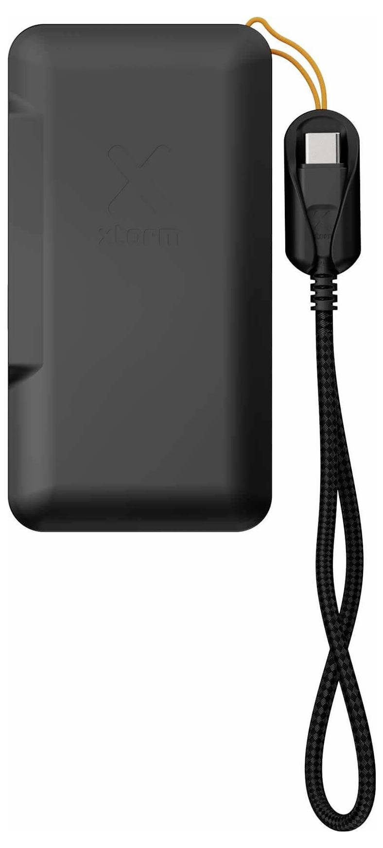 Dispositivo elettronico portatile nero o power bank con cinghia ad anello intrecciato collegato e cavo arancione su uno sfondo bianco.