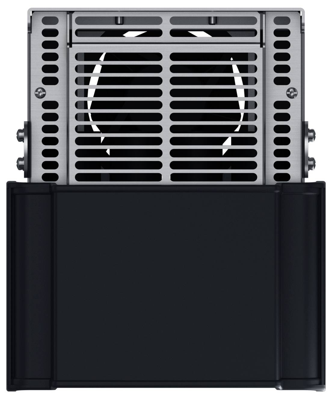 Ventilatore di ventilazione industriale dietro una griglia metallica montato sopra un'unità rettangolare nera su uno sfondo bianco.