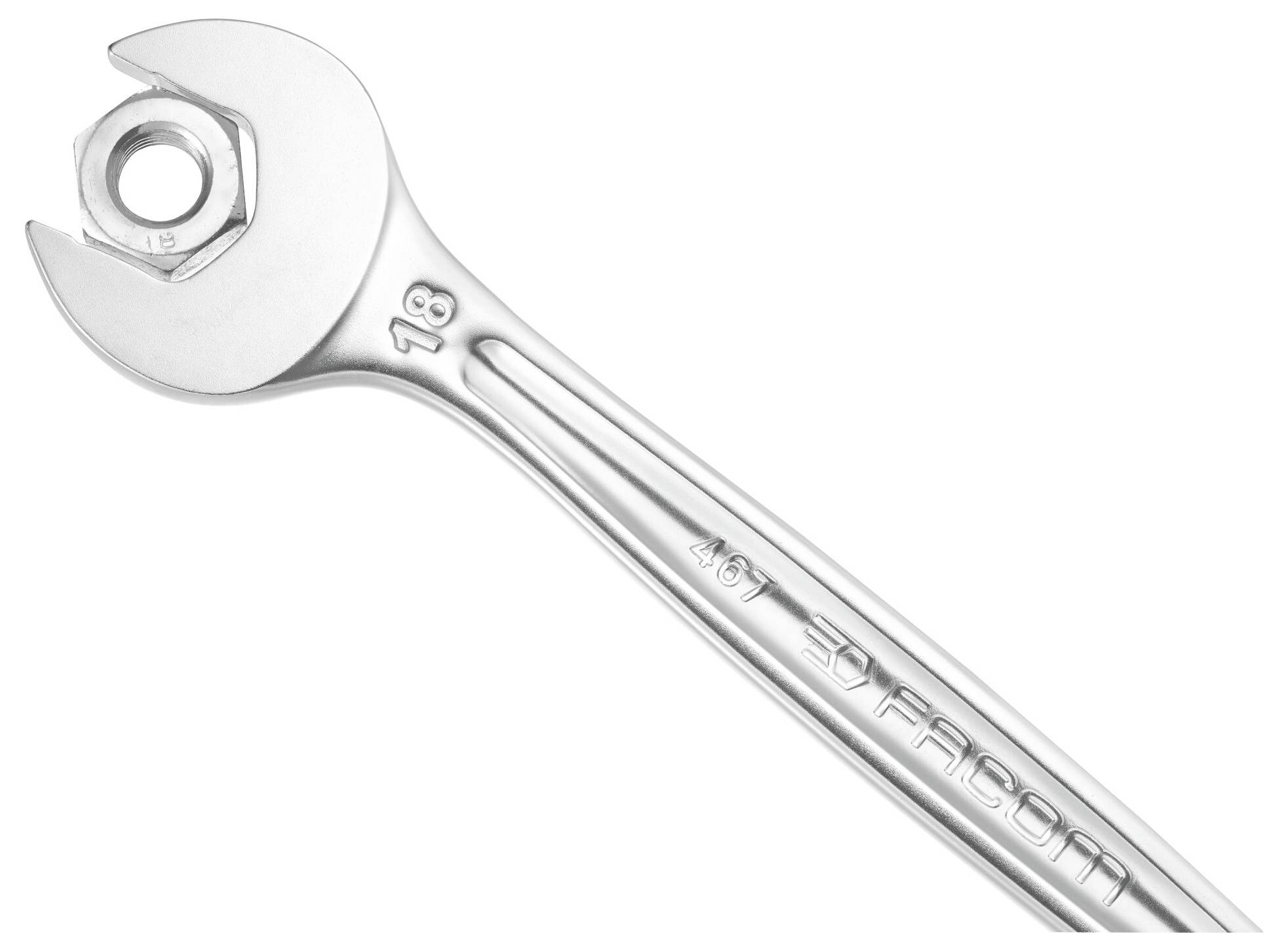 Primo piano di una chiave inglese aperta in argento da 18 mm su uno sfondo bianco.