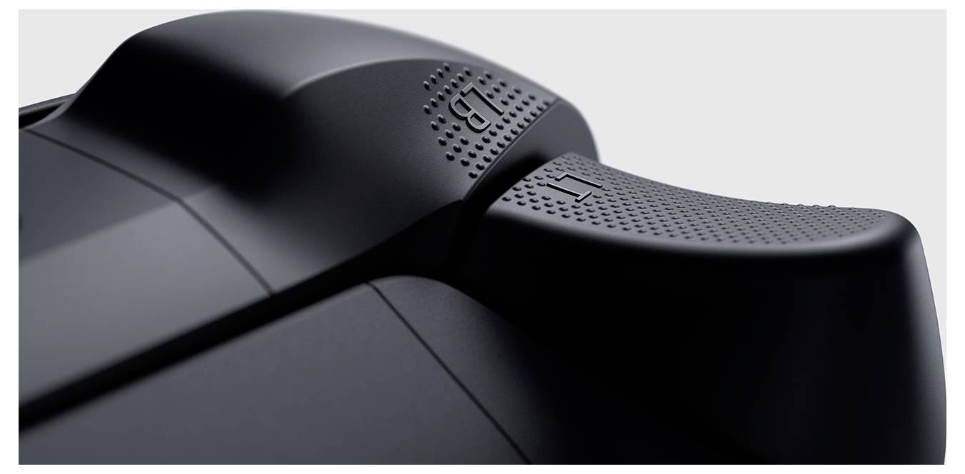 Primo piano di un mouse ergonomico da computer di colore nero con rotella di scorrimento strutturata e poggiapolice rialzato su uno sfondo chiaro.