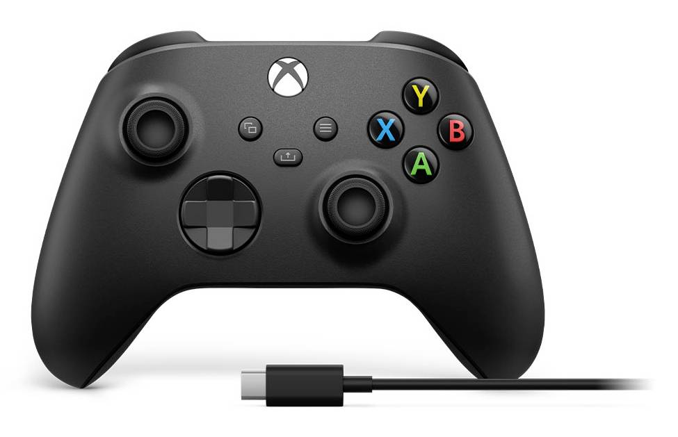 Controller per giochi wireless Xbox nero con cavo USB-C collegato, mostrato di fronte su sfondo bianco.