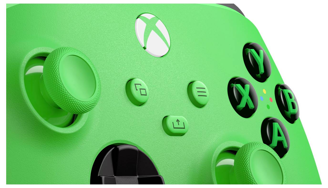 Primo piano di un controller Xbox verde, che mostra il logo, i pulsanti frontali e gli stick analogici.