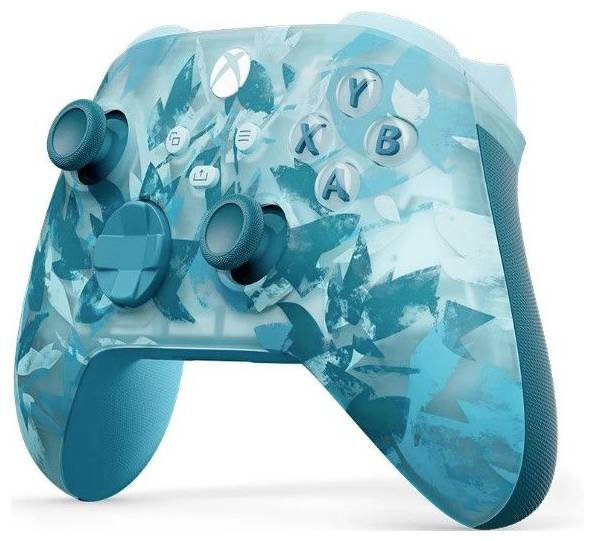 Un controller per videogiochi con mimetizzazione turchese e pulsanti in stile Xbox e stick analogici, mostrato su uno sfondo bianco.