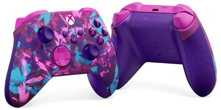 Due controller per Xbox in stile, una vista frontale con camouflage rosa, viola e teal e una vista posteriore in viola e rosa.