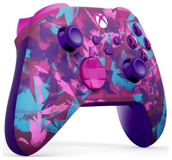 Controller per giochi in stile Xbox con design camouflage rosa, viola e blu, mostrato isolato su sfondo bianco.