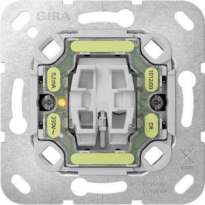 Primo piano di un meccanismo di interruttore elettrico da parete Gira con bilanciere centrale, piastra di montaggio e terminali etichettati; una spia di indicazione è accesa.