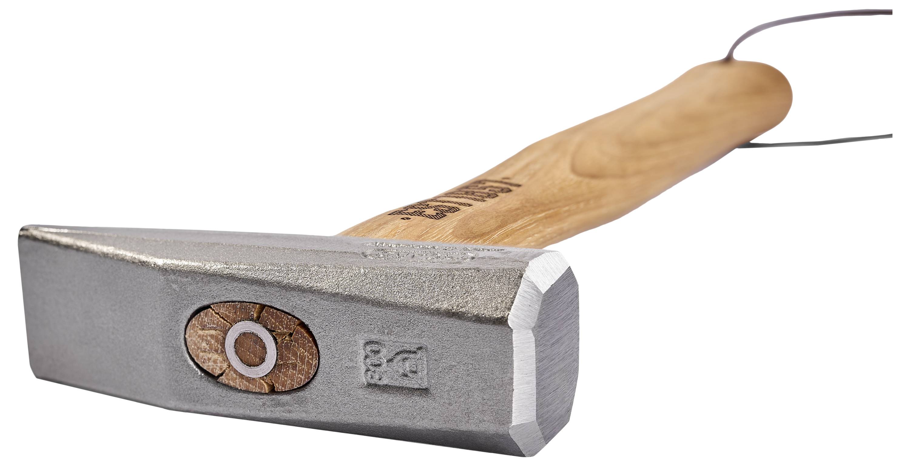 Un martello da carpentiere con manico in legno e testa in metallo, mostrato su sfondo bianco.