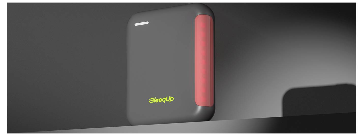 Un dispositivo SleepUp nero con una luce verticale rossa brillante e un logo 'SleepUp' verde, montato contro una parete scura.