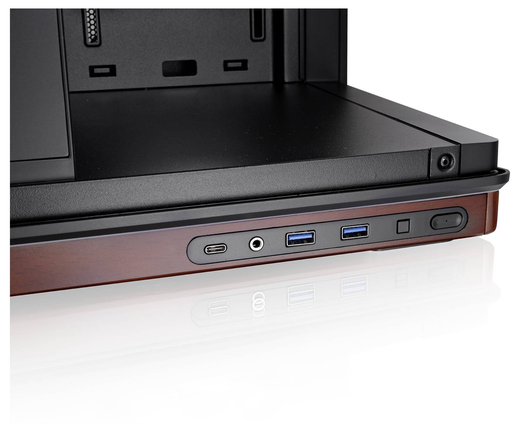 Primo piano del pannello laterale di un laptop che mostra USB-C, jack per cuffie, due porte USB-A e un pulsante di accensione su una base con venatura del legno.