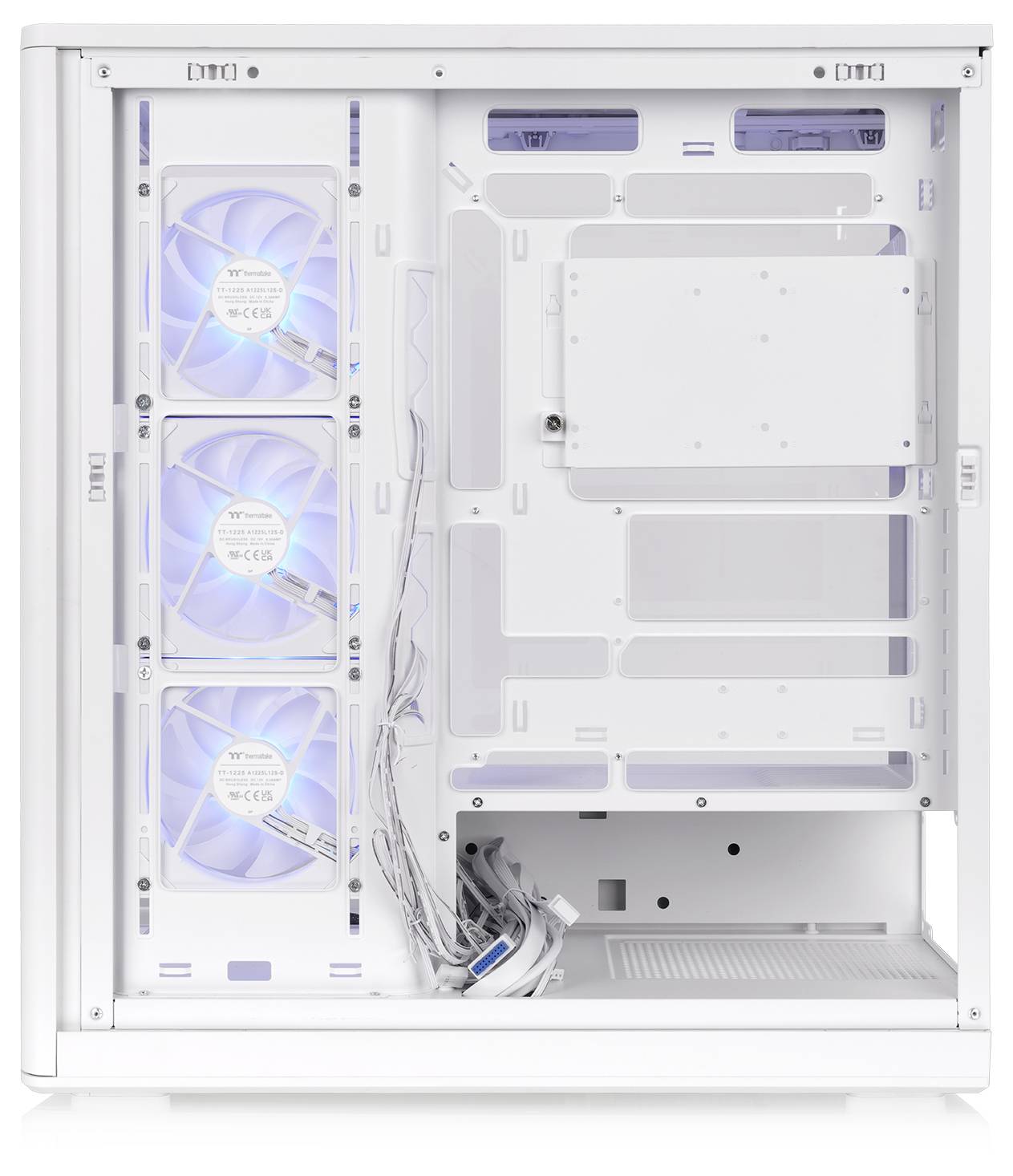 Interno aperto del case PC bianco con tre ventole anteriori illuminate, instradamento dei cavi e aree di montaggio vuote per scheda madre e alimentatore.
