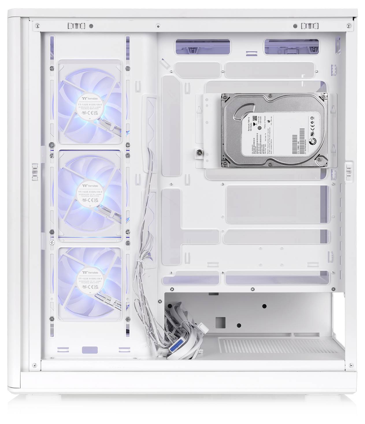 Interno di un case per PC desktop bianco che mostra tre ventilatori frontali, gestione dei cavi e un disco rigido montato in alto a destra.