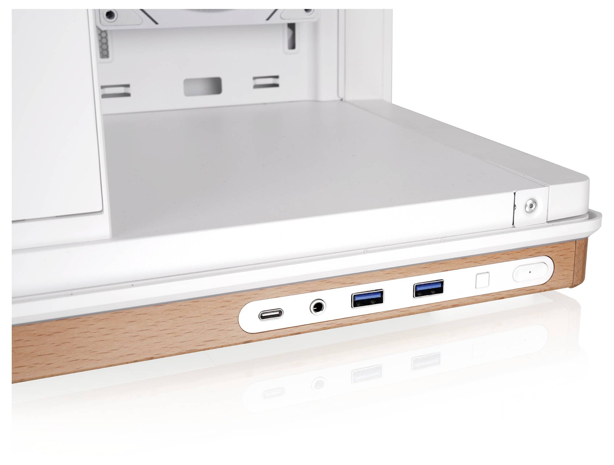 Primo piano del bordo anteriore di un computer desktop che mostra le porte: USB-C, jack per cuffie, due porte USB-A, pulsante di accensione e un piccolo pulsante quadrato.