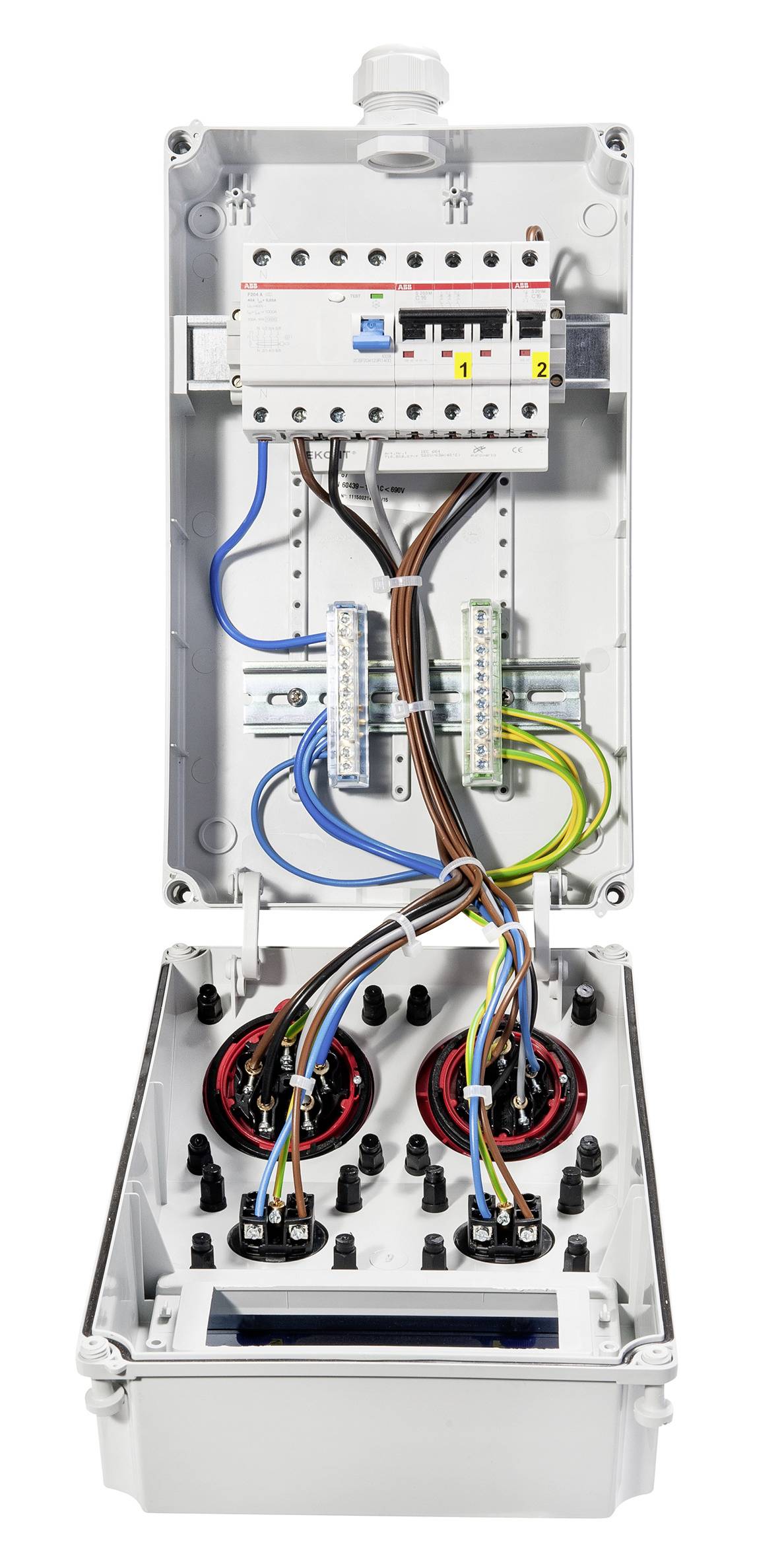 Scatola di distribuzione elettrica aperta con interruttore automatico e fili collegati all'interno, che mostrano due porte di ingresso cavi inferiori e morsettiere terminali.
