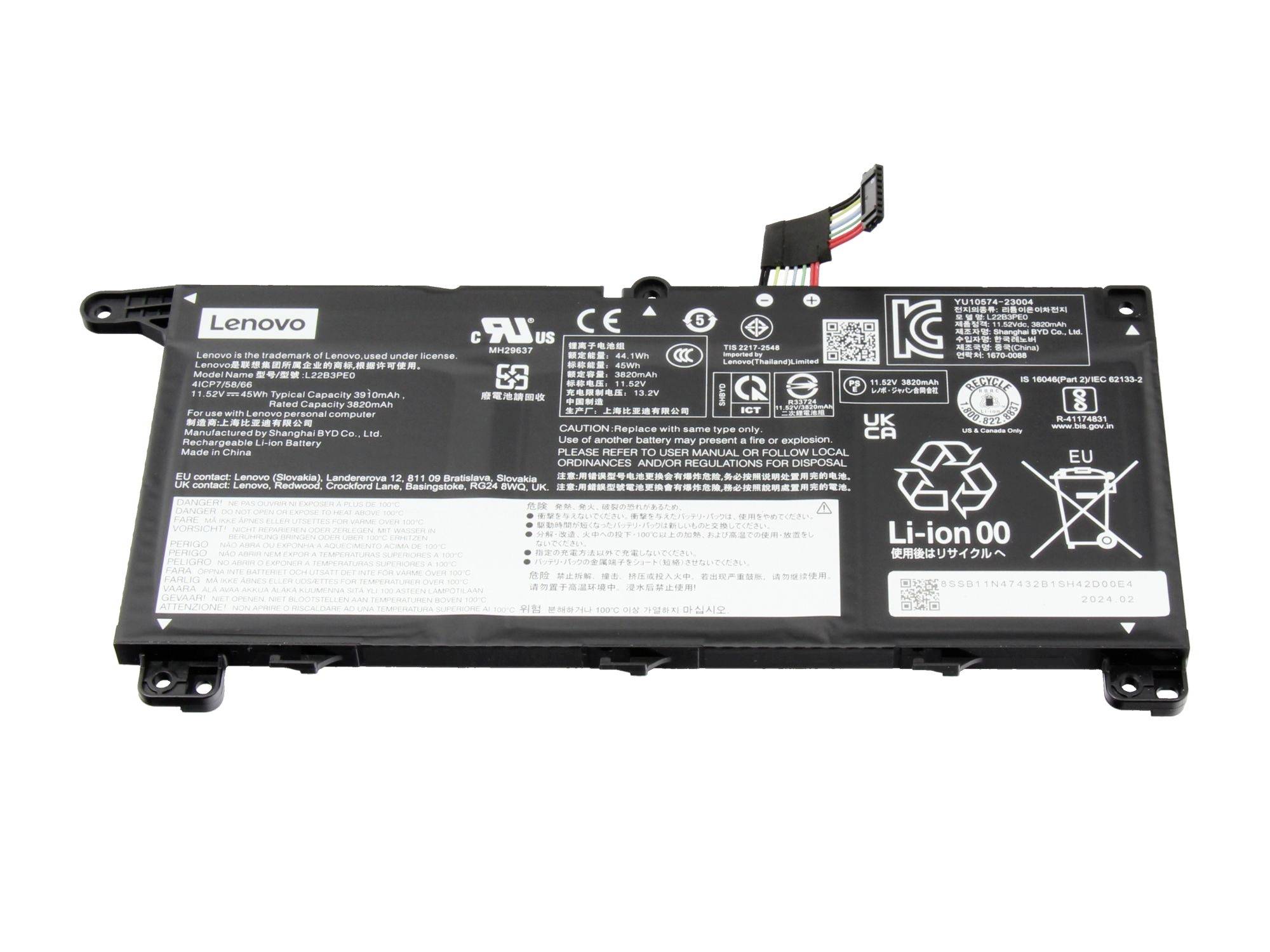Pacco batteria per laptop Lenovo con connettore di alimentazione collegato ed etichette di sicurezza mostrate su sfondo bianco.