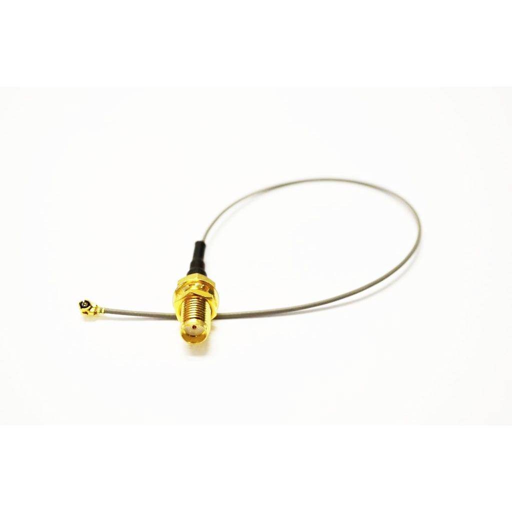 Piccolo cavo antenna coassiale con connettore dorato e filo ad anello su sfondo bianco