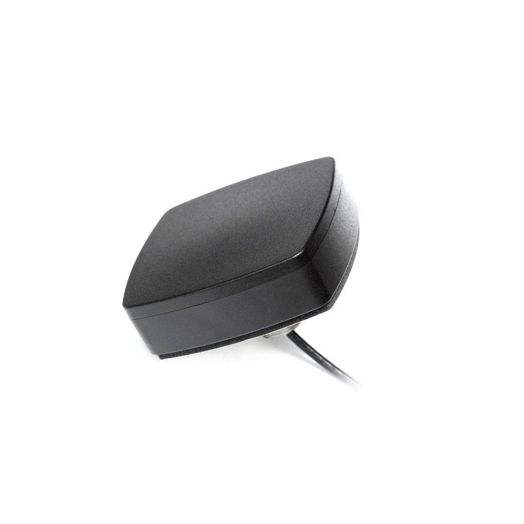 Dispositivo elettronico nero a forma di cuneo con un cavo, fotografato su uno sfondo bianco semplice.