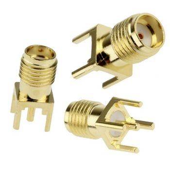 Tre connettori RF coassiali in oro con spine jack e linguette di montaggio, mostrati su sfondo bianco.