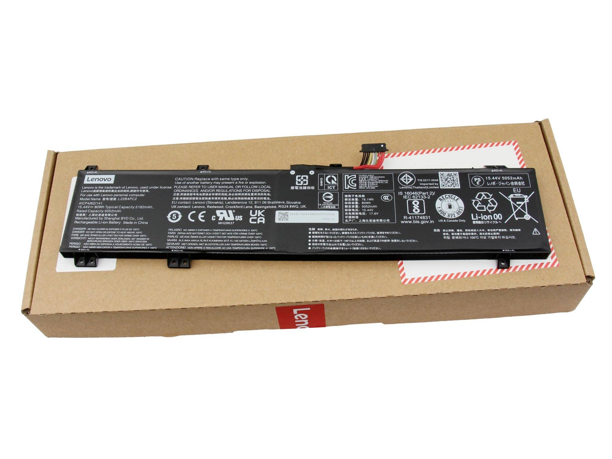 Pacco batteria per laptop Lenovo appoggiato sulla sua scatola di imballaggio in cartone.