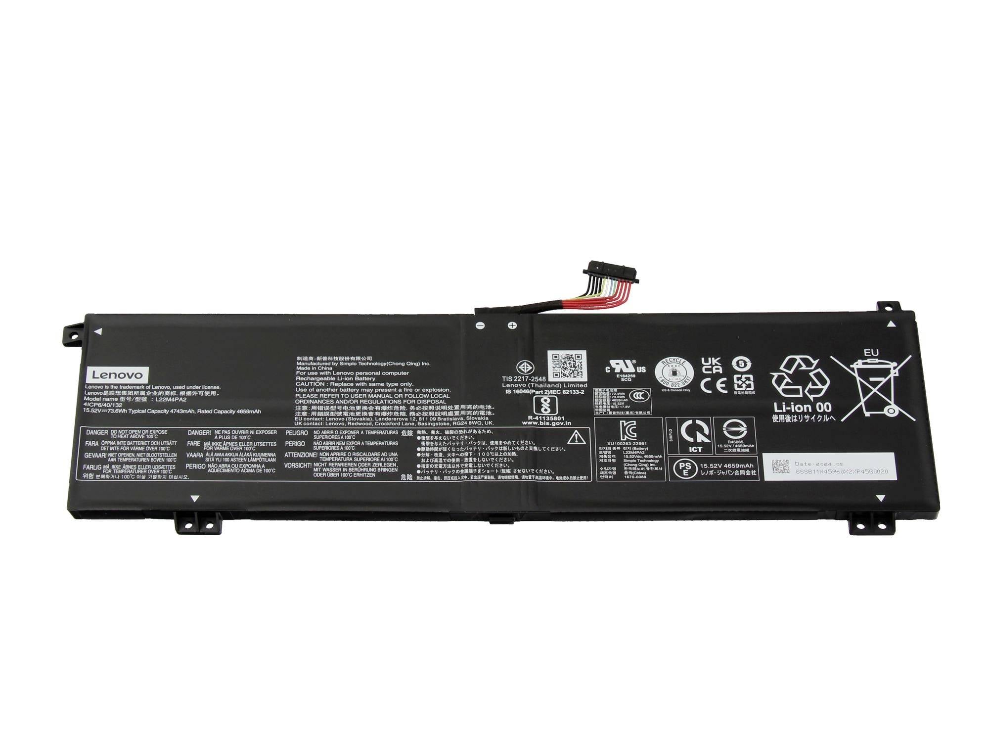 Batteria per laptop Lenovo nera con cavi connettori e etichette normative stampate su sfondo bianco.
