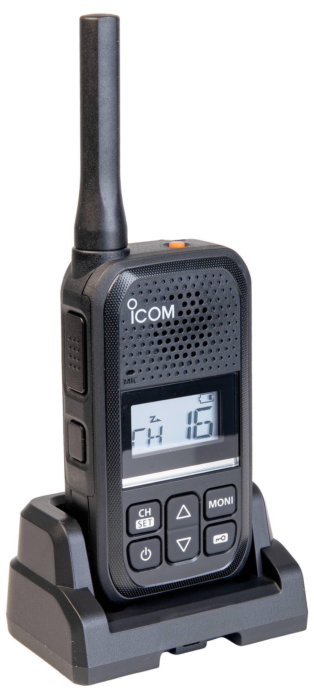 Radio portatile Icom nera bidirezionale con antenna, mostrata in posizione verticale su una base di ricarica.