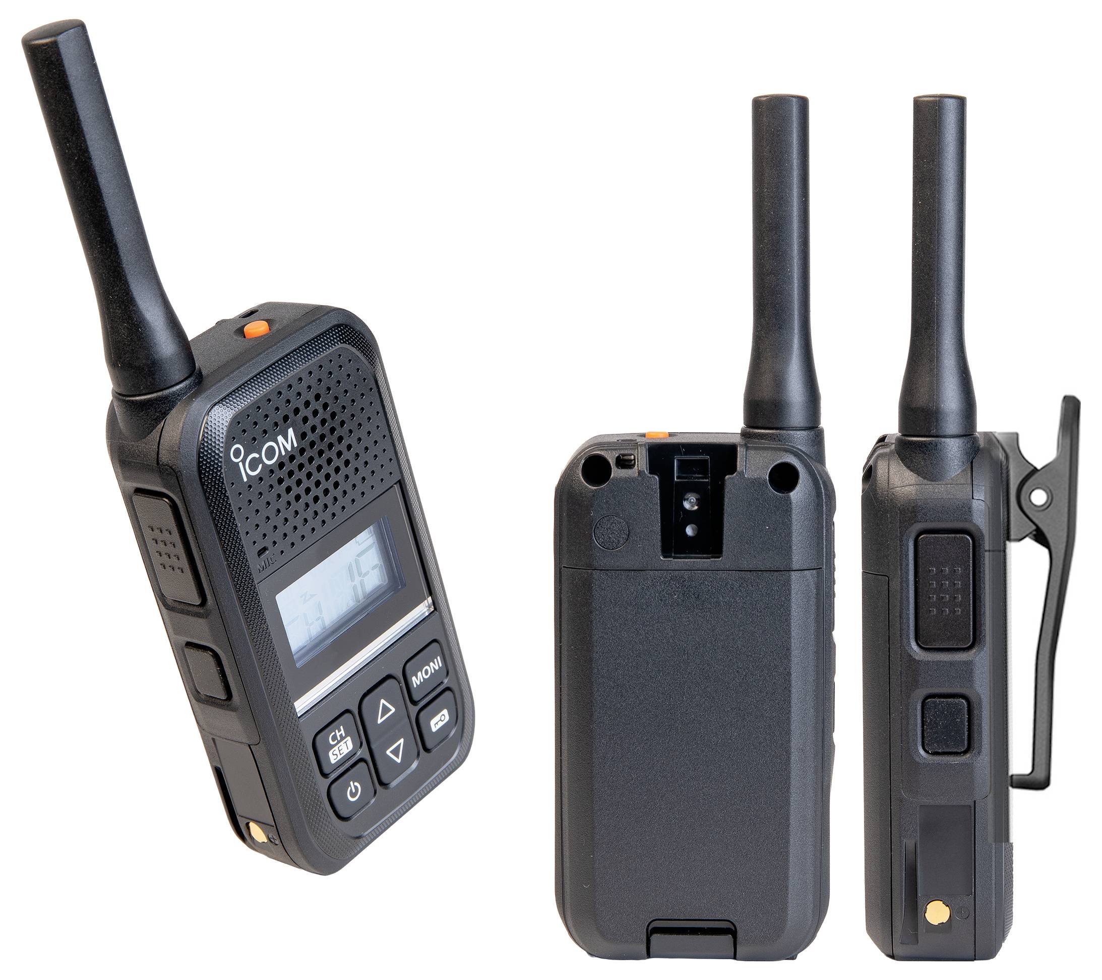 Tre viste di un ricetrasmettitore portatile Icom a due vie con antenna lunga, che mostrano il fronte, il retro e la clip laterale su uno sfondo bianco.